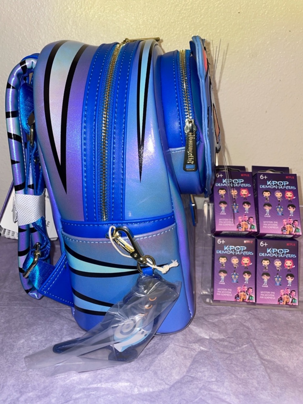 Exclusive Loungefly KPop Demon Hunters Derpy Light Up Glow Mini Backpack & Pins - Picture 5 of 16